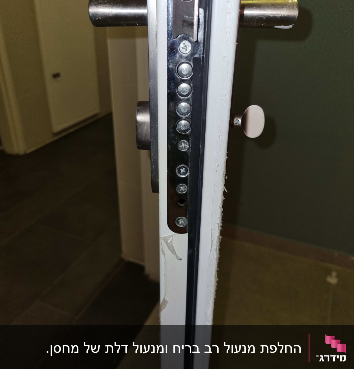 מנעול דלת עם בריחים וברגים חשופים